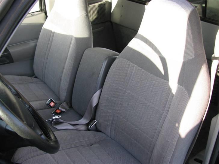 Ford Ford Ranger Super Cab 4x2 - Ryglæn i midten kan slås ned og der er et lille rum. billede 3