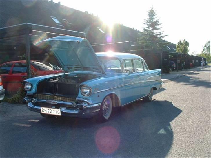 Chevrolet Bel Air  - motorhjelmen kan holde sig oppe af sig selv, da fjederen ikkke er slap. billede 4