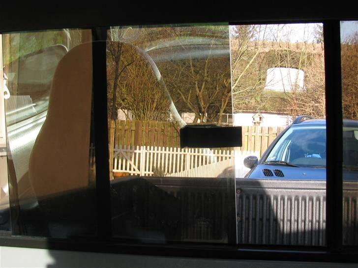 Ford Ford Ranger Super Cab 4x2 - lille rude bag i bilen, set indefra. Man kan også se ruden er tonet med en slags maling som kan ridses af. billede 12