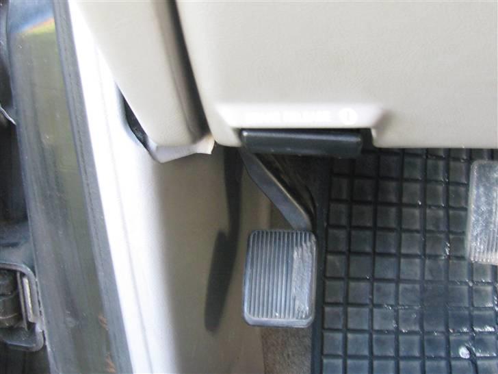 Ford Ford Ranger Super Cab 4x2 - Håndbremse er blevet til fodbremse, skal dog løsnes med hånden. Virker total fedt. billede 13