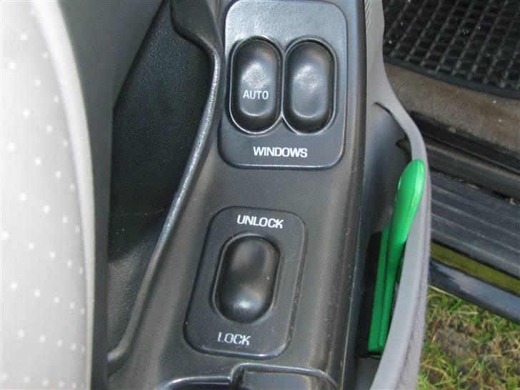 Ford Ford Ranger Super Cab 4x2 - Betjening af elruder, samt betjening af centrallås. billede 14