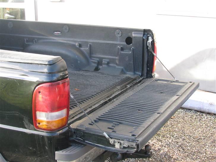 Ford Ford Ranger Super Cab 4x2 - Bagklap på lad der kan slås ned, så er det nemt at læsse. Kasse i lad er 2cm tyktplast. billede 16