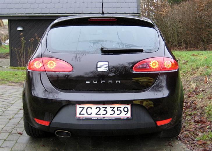 Seat Leon Cupra 2 - Vild med de enkle diodelygter. Klappen til aftageligt træk er også pænt skjult. billede 4