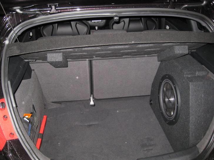 Seat Leon Cupra 2 - Sub´en er smart. Kan vendes og forbindelser er lavet med et XLR-stik billede 8