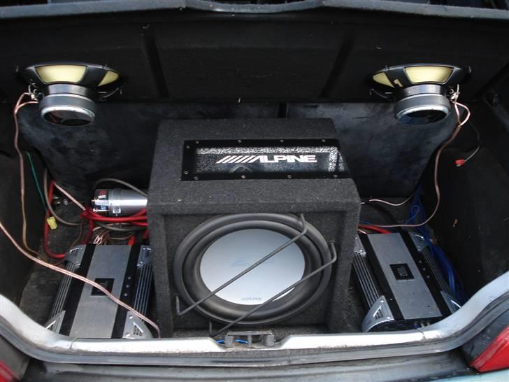 Peugeot 106 GTI -Bertha-[Solgt] - Har selv sat det i med en kammerat, første gang vi har pillet med bil-anlæg :) (Undskyld at det ikke lige er gjort rent:P billede 14