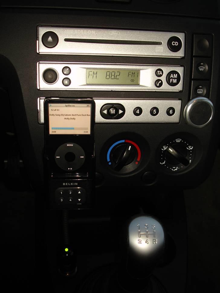 Ford Fiesta 1.4 Trend - Min nye Belkin Tune Base til min iPod 80 gb:p billede 15