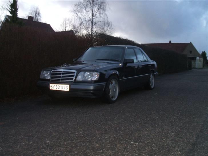 Mercedes Benz E 300 sportsline (solgt) - den ser rigtig fed og gangstar ud fra denne vinkel.. billede 1