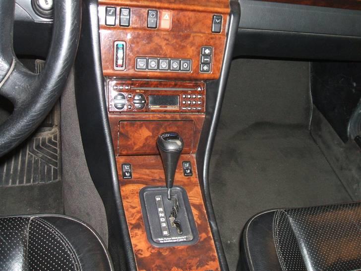 Mercedes Benz E 300 sportsline (solgt) - ikke det fedeste med træ, men er da kønnere end standard. KLIMA billede 3