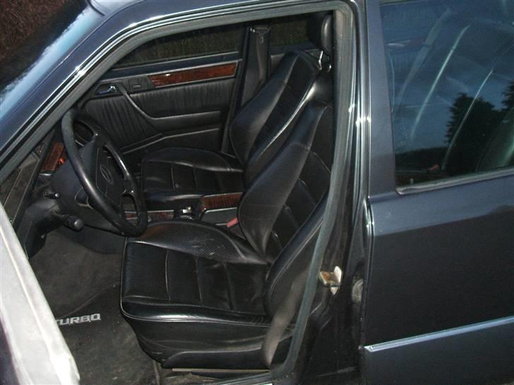 Mercedes Benz E 300 sportsline (solgt) - den fedeste læder kabine jeg har set i den årgang. Kanon sæder. billede 4