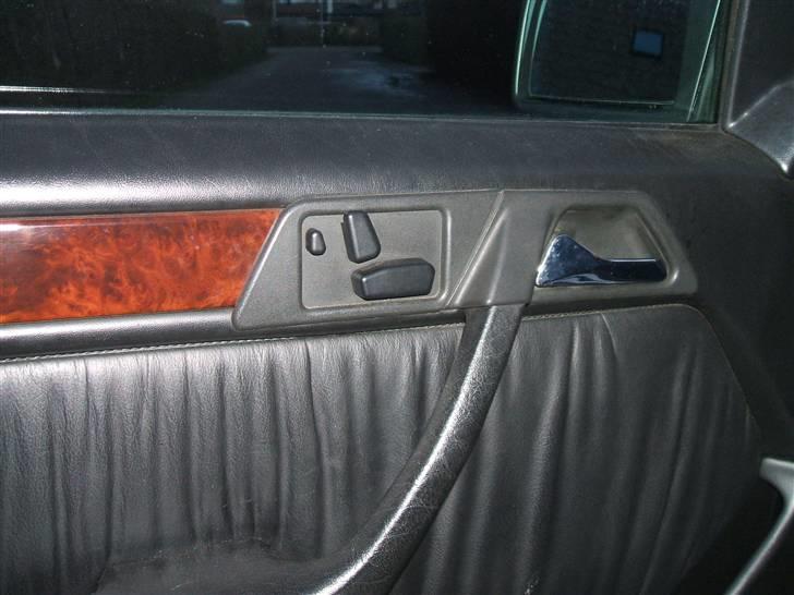 Mercedes Benz E 300 sportsline (solgt) - her ses styringen til stolene. Fedt.... billede 5