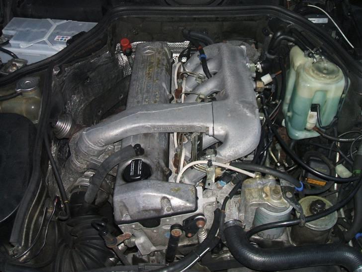 Mercedes Benz E 300 sportsline (solgt) - Rigtig pænt motorrum, her kan man også se at der er kostet mange penge i renoveringen. billede 6