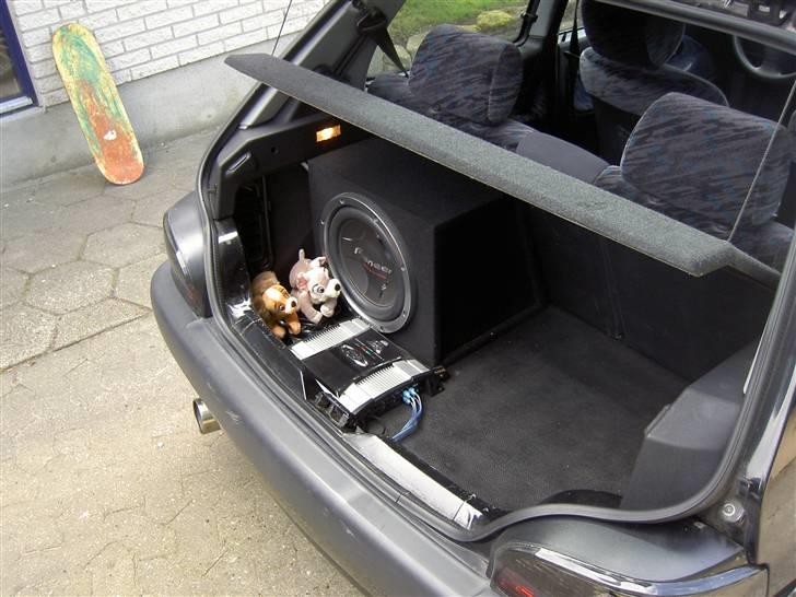 Citroën Saxo VTS Solgt - En fattig studerendes måde at gemme ledningerne :) Anlægget spiller kanon! billede 8