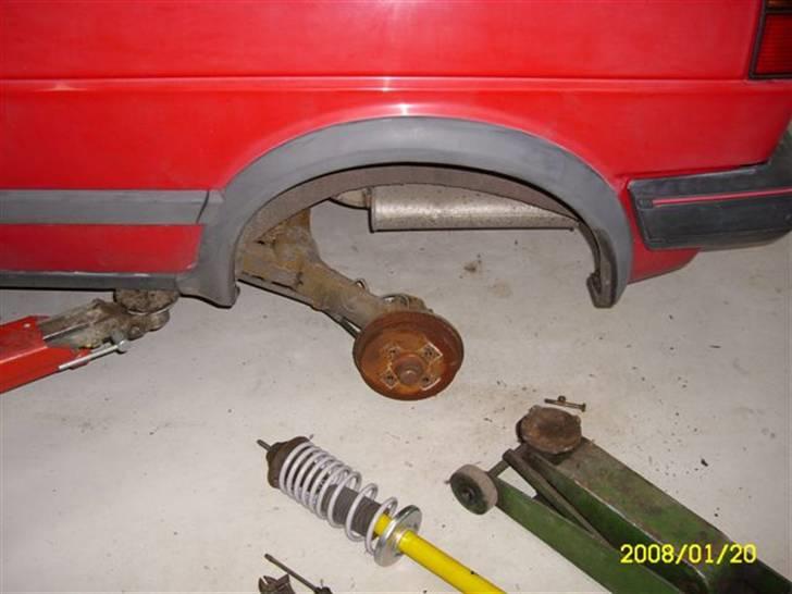 VW Golf 2 1,8i SOLGT - bagerste dæmper/fjeder væk og den nye ligger klar på gulvet billede 7