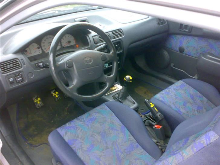 Toyota paseo solgt - det er så lidt momo i kabinen.. men der mangler et federe rat.. :P billede 11