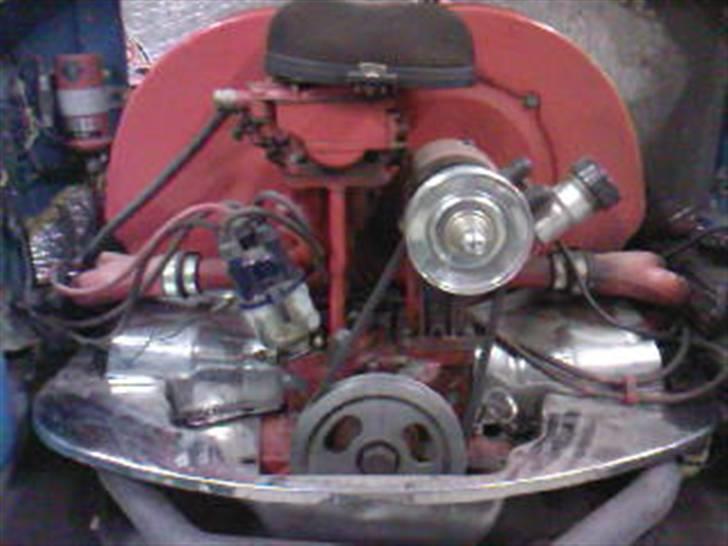 VW bobbel 113 - 1300 motor med anden karburator og udstød billede 2
