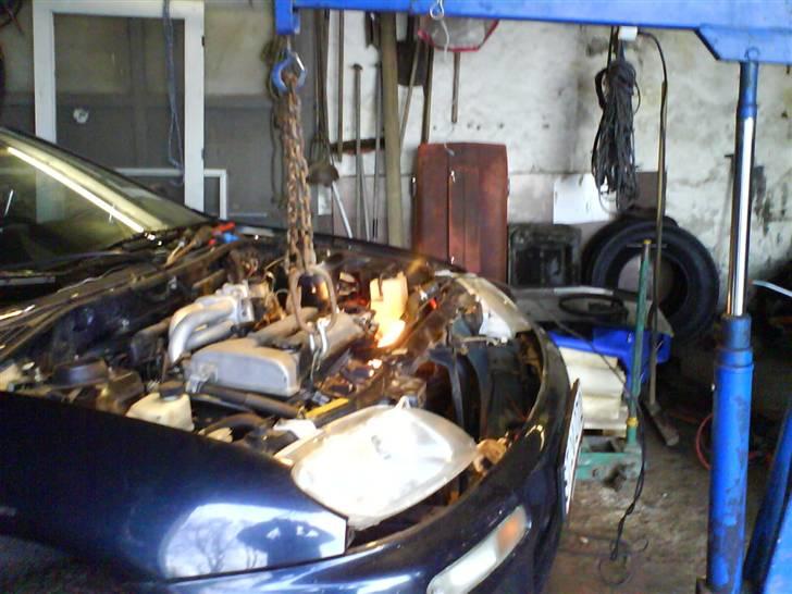 Mazda 323c  Totalskadet - moteren havde brændt et par ventiler, så det var billigere at skifte hele motoren billede 4