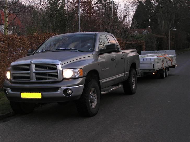 Dodge Ram 2500 Laramie - lidt nye billeder. det ses at den har fået nye dæk, stænk klapper mv. her med 3,5 ton trailer på, billede 10