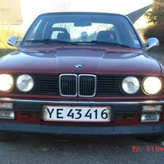 BMW 320i smadret