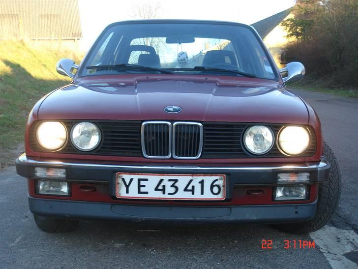 BMW 320i smadret billede 1