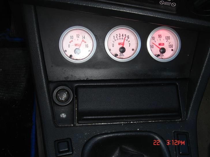 BMW 320i smadret billede 8