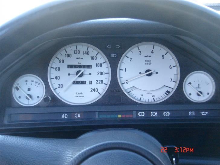 BMW 320i smadret billede 10