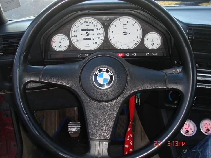 BMW 320i smadret billede 11