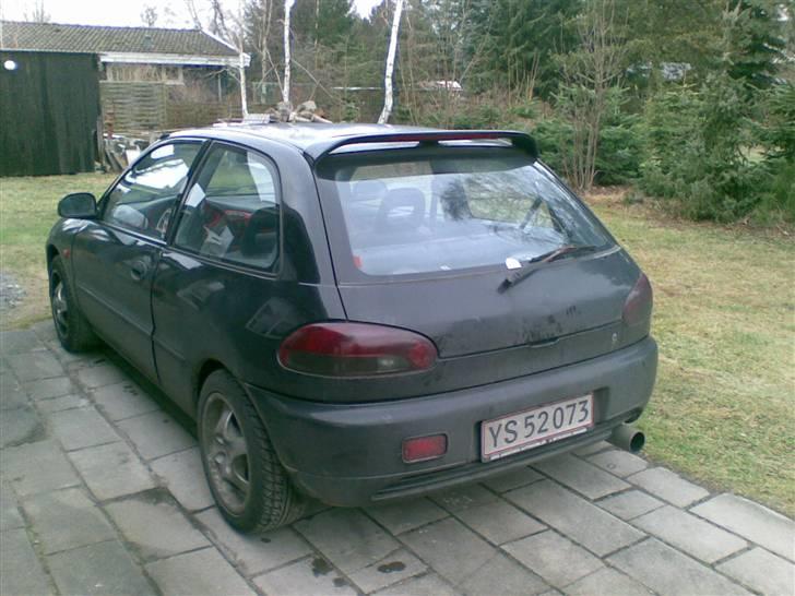 Mitsubishi Colt - skal vaskes.. gider bare ikke i det vejr her ;) billede 6