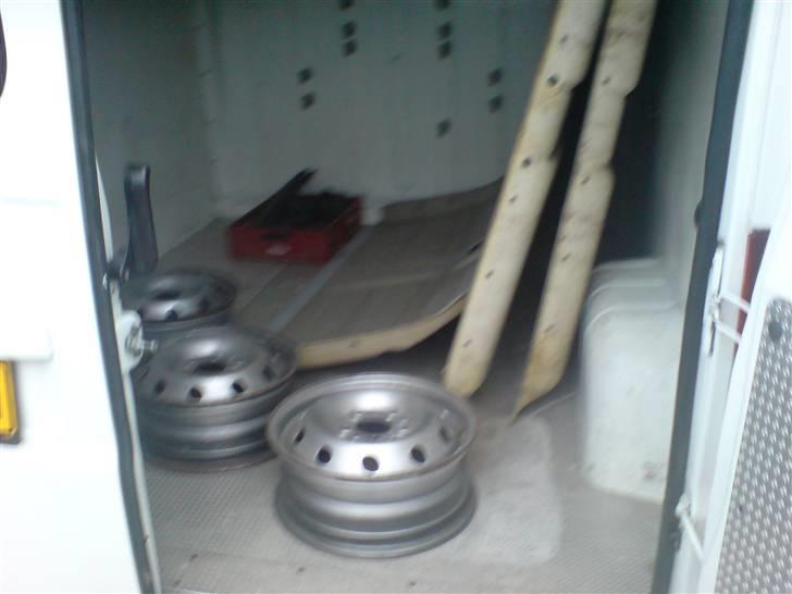 Peugeot Boxer - Lidt rodet bagagerum med de stålfælge og reservedele der fulgte med bilen billede 6