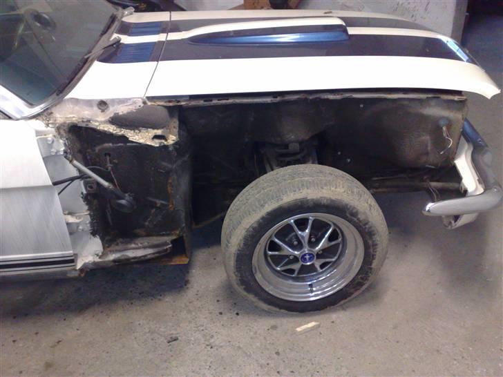 Ford Mustang Convertible - Der var et par steder hvor de i USA ikke havde været helt heldige med svejsningerne, det bliver lavet om billede 12