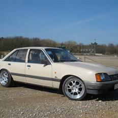 Opel rekord E2 skrotet