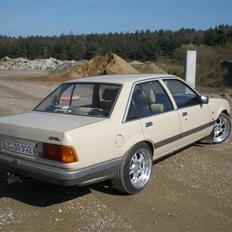 Opel rekord E2 skrotet