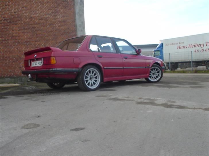 BMW 324 D (SOLGT) - langs siden på bilen billede 2