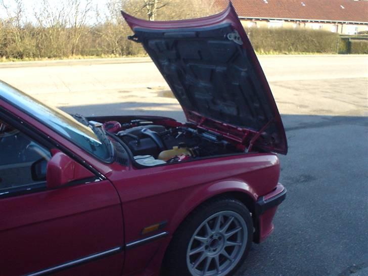 BMW 324 D (SOLGT) - "the old fashion way" med kølerhjælmen der åbener modsat billede 8