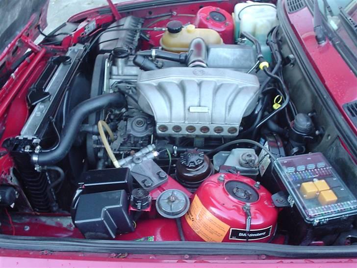 BMW 324 D (SOLGT) - flot og velholdt motorrum billede 10