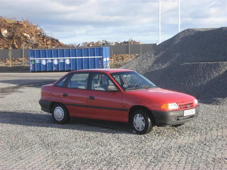Opel Astra Sedan 1,6i Skrottet billede 1