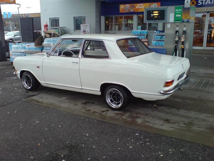 Opel Kadett B SOLGT! - Billede taget 5min efter jeg har købt bilen. Den skulle jo tankes op ;-) billede 17