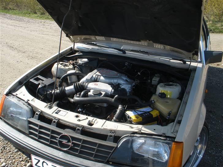 Opel rekord E2 skrotet - Maskinrummet  billede 12