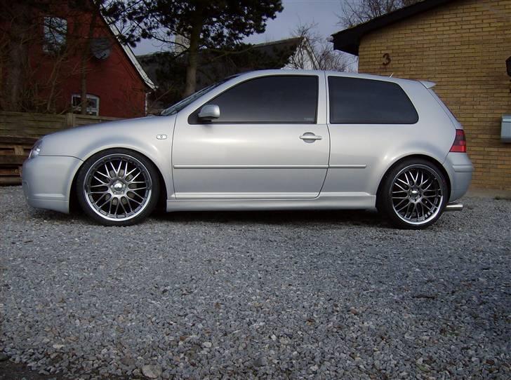 VW Golf 1,8T   Solgt - :-) er blevet sænket mere bagi.. men pynter det gør det sku da. billede 4
