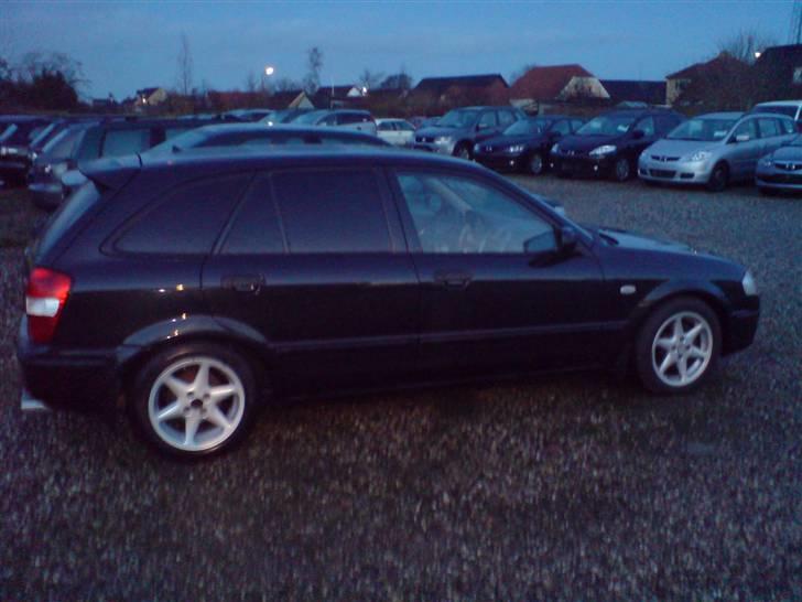 Mazda 323F -=SOLGT=- billede 2