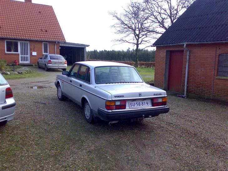 Volvo 240 GL - Ville klæ den med en spoile og noget sænkning samt en lygtetoning billede 4