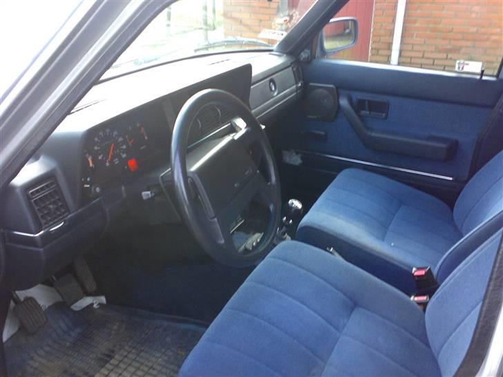 Volvo 240 GL - Her ser i så kabinen (blå læder) med plys :-) billede 6