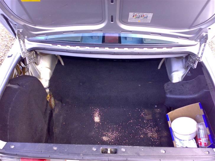 Volvo 240 GL - Stort bagagerum med kattegrus. Det er rar´ at ha´ billede 11