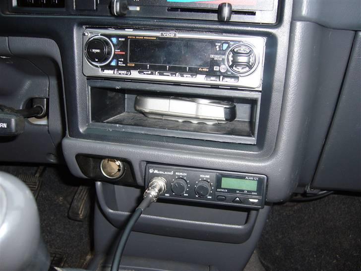 Toyota Hilux  - Jo Jo lidt CB Radio monteret der hvor askebærreret normalt er billede 10