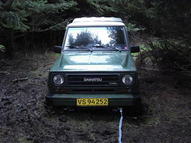 Daihatsu Rocky - Klar til at blive trukket fri af traktor... billede 12