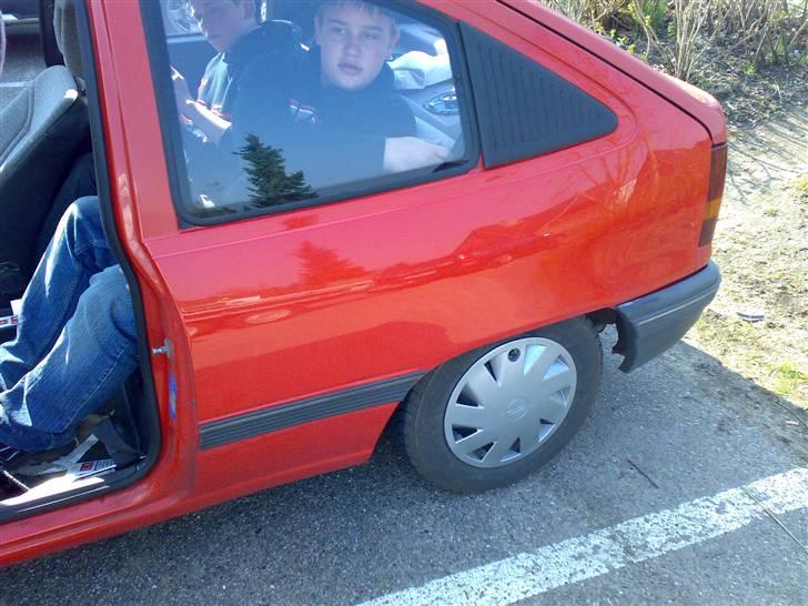Opel Kadett e fun - skal hilse at sige har 13 kasser bag i bilen plus ham her. og to andre billede 4