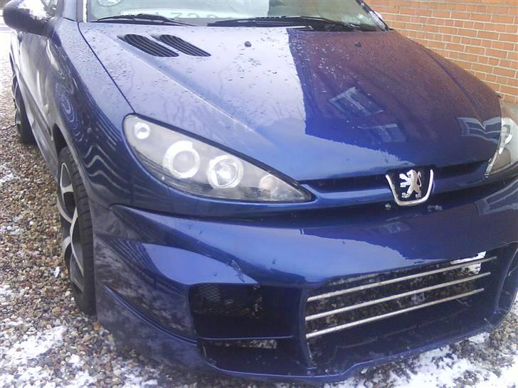 Peugeot 206s - Har med lidt hjælp selv tilpasset skørter og stænger i fronten! billede 2