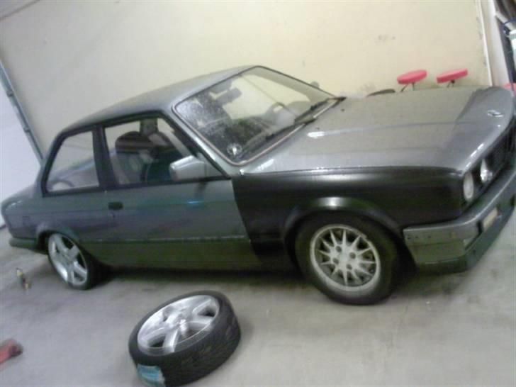 BMW projekt e30 335 SOLGT - fik bilen den 28/1-08..så der er ikk sket så meget endnu..den bliver sort med sorte ruder billede 4