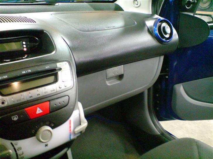 Toyota Aygo+ Blue ***SOLGT*** - Lækker handskerumsklap som er ekstra udstyr på sådan en lille bil :-) billede 3