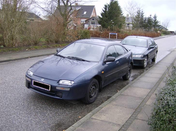 Mazda 323F SOLGT - mine forsældres 406 i baggrunden billede 2