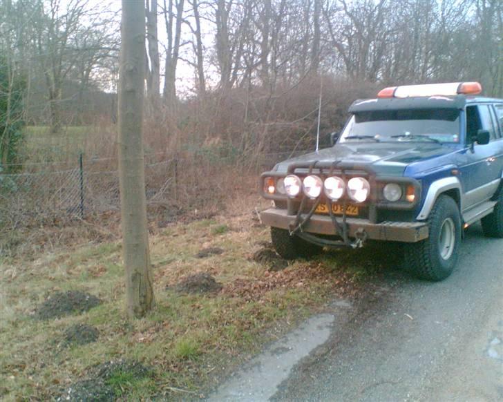 Toyota Landcruiser HJ61 - Træet som ødelagde min nat, en rustfri kofanger, forskærm og frontklap, + lidt andet i januar 07.. Man er ikke rumhelt når det er spejlglat i en 4x4.. billede 7